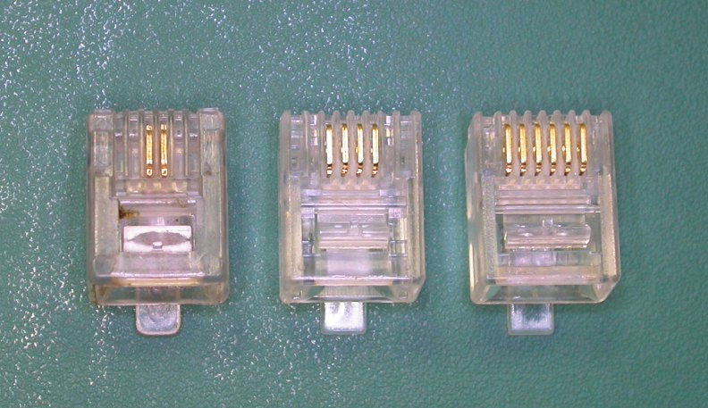 Фотография модульных вилок на 2, 4 и 6 контактов