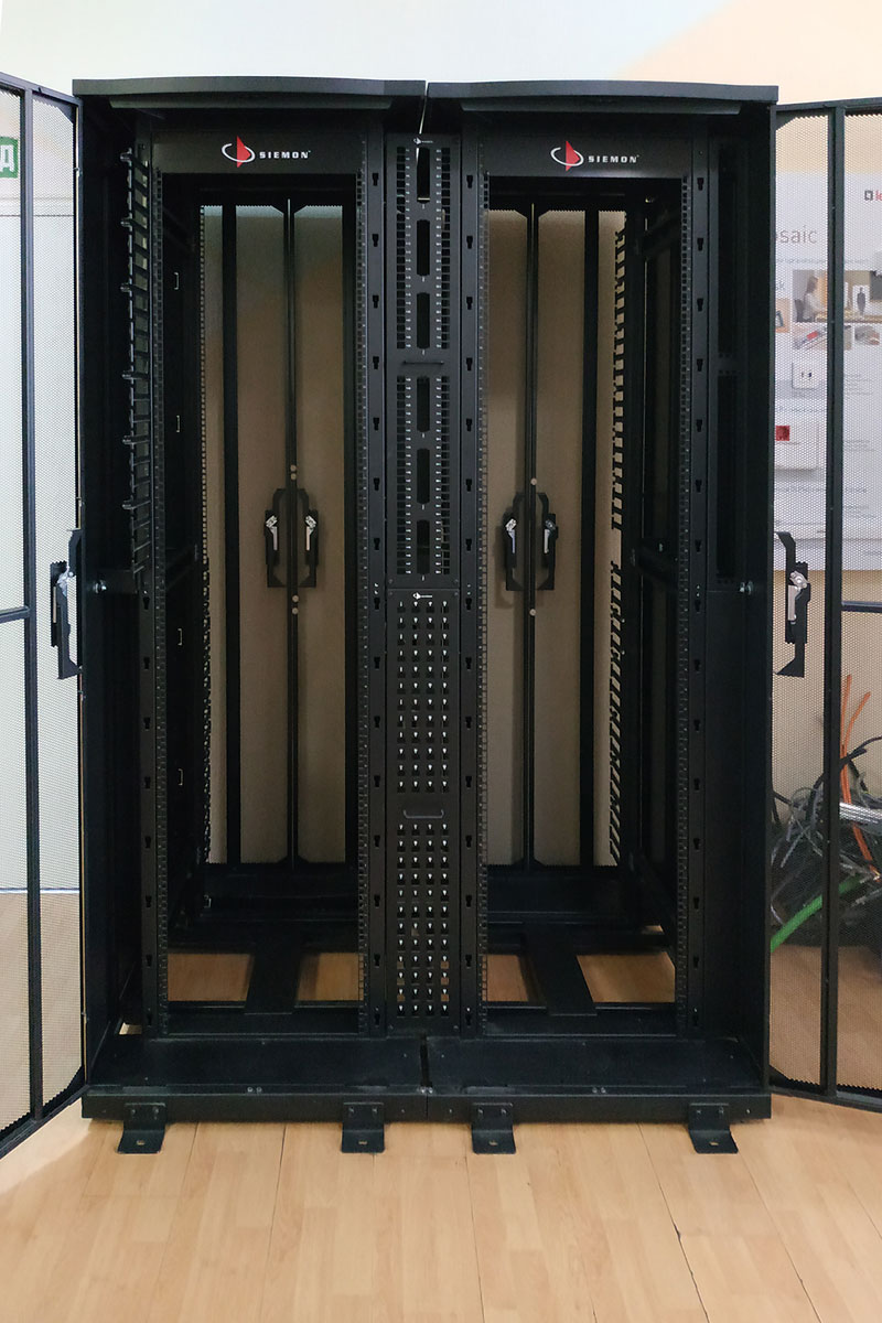 Демонстрационный комплект шкафов Siemon из наличия по низкой цене