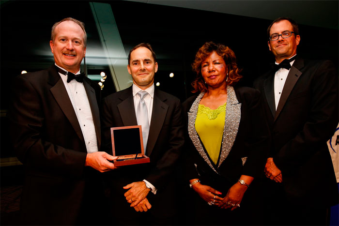 Джон Симон награжден медалью Национального института стандартизации США за участие в разработке международных стандартов
